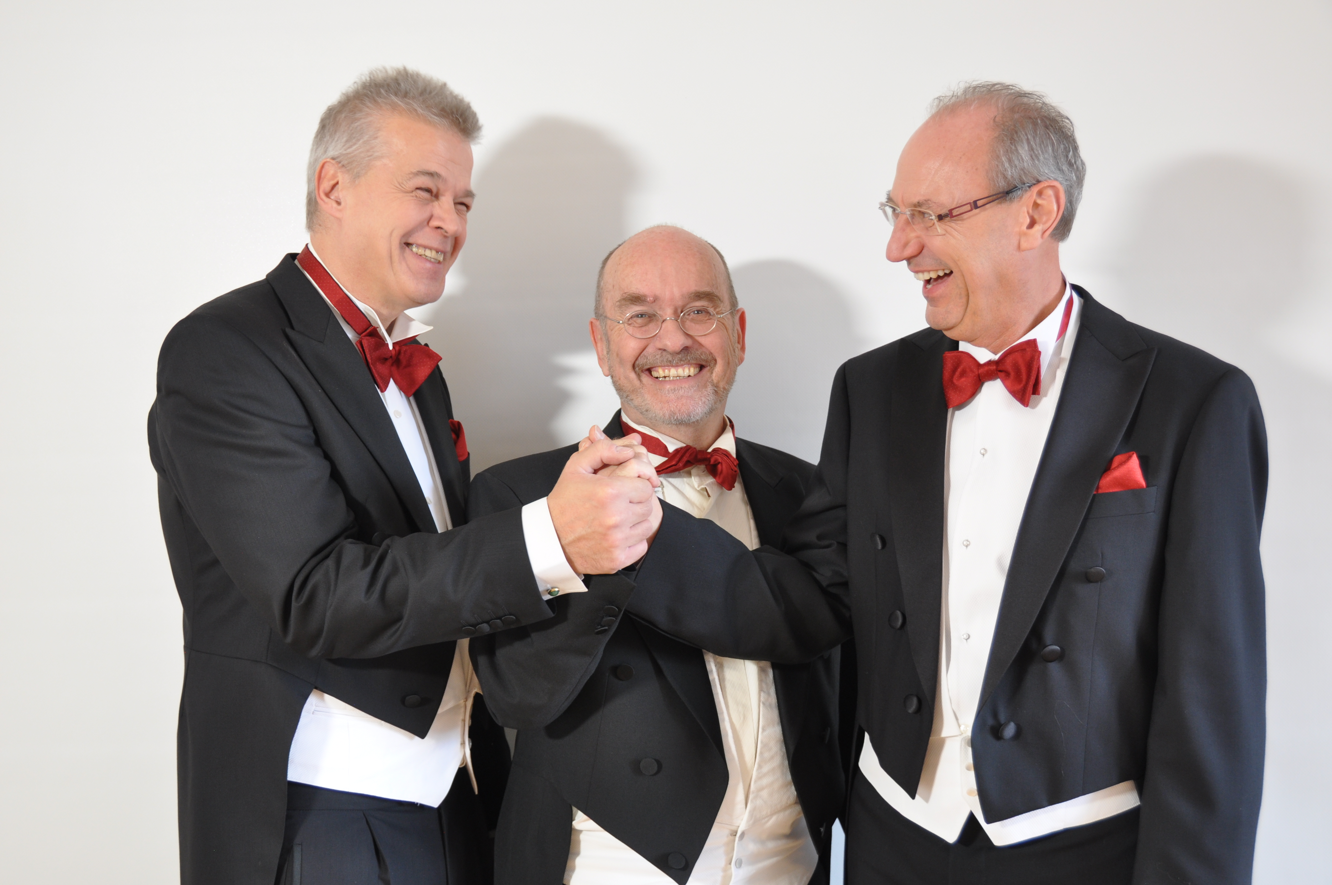 3-Trainoere-Hand-uebereinander-001